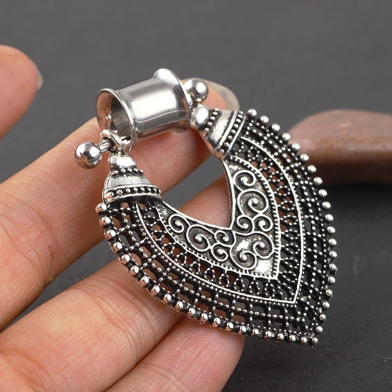 2 PC Elegant Vintage Gothic Style Tunnels With Hearts / Women's Aesthetic Stainless Steel Jewelry
